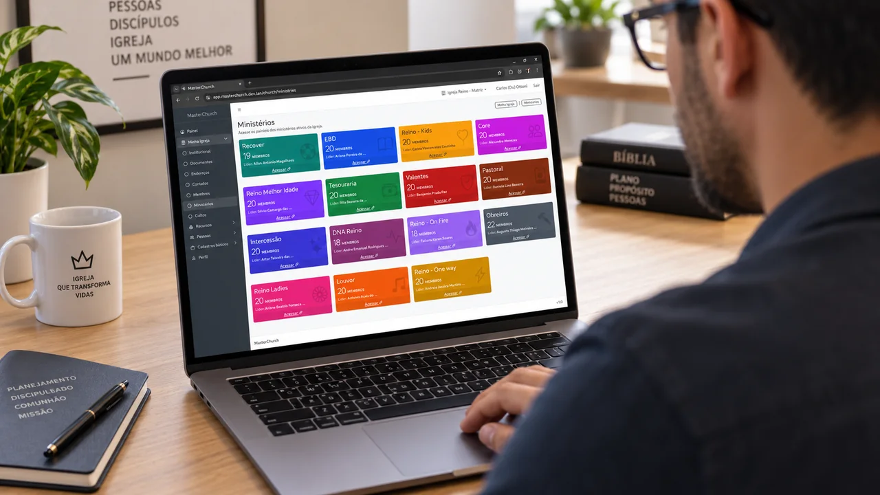 Notebook exibindo uma interface ilustrativa com cultos e atividades organizados em cartões.